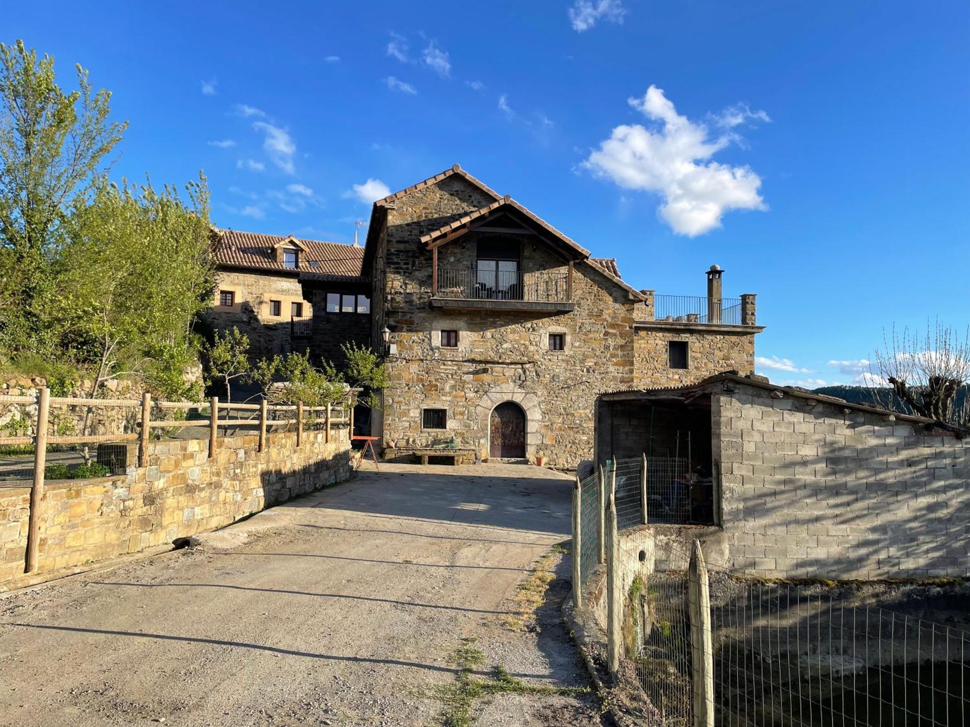 Apartamentos Bajo Pena Apartamentos Sanlorien El Pueyo de Araguás Buitenkant foto